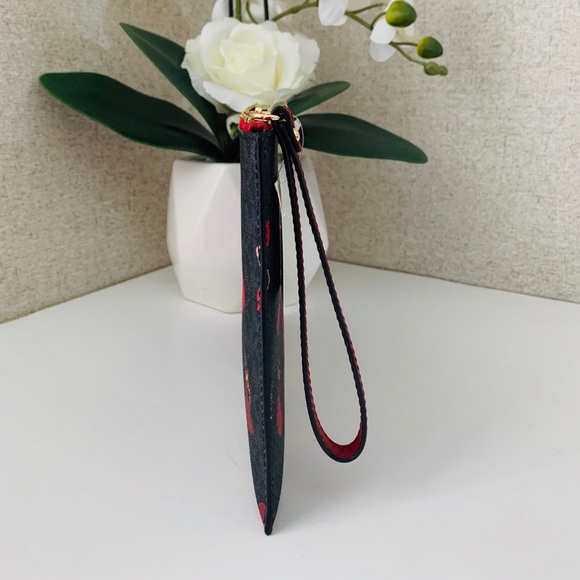 💃Michael Kors ❌❌SOLDOUT ❌❌CLTCH WRISTLET💃 - Picture 4 of 4